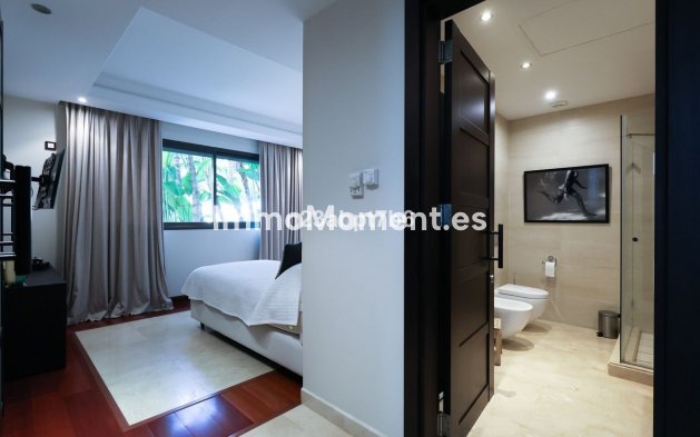 Resale - Villa - Marbella - Puerto Banús