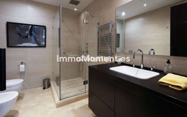 Resale - Villa - Marbella - Puerto Banús