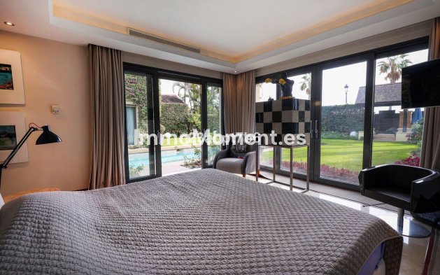 Resale - Villa - Marbella - Puerto Banús