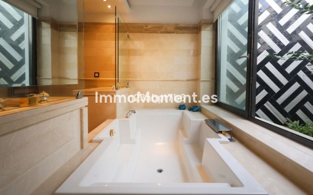 Resale - Villa - Marbella - Puerto Banús