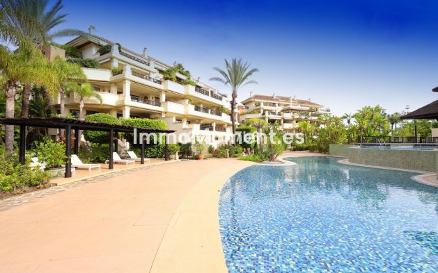 Resale - Villa - Marbella - Puerto Banús