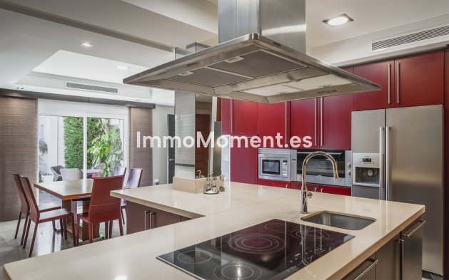 Resale - Villa - Marbella - Altos de los Monteros