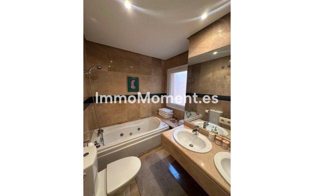 Resale - Apartment - Marbella - Nueva Andalucía