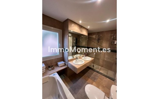 Resale - Apartment - Marbella - Nueva Andalucía