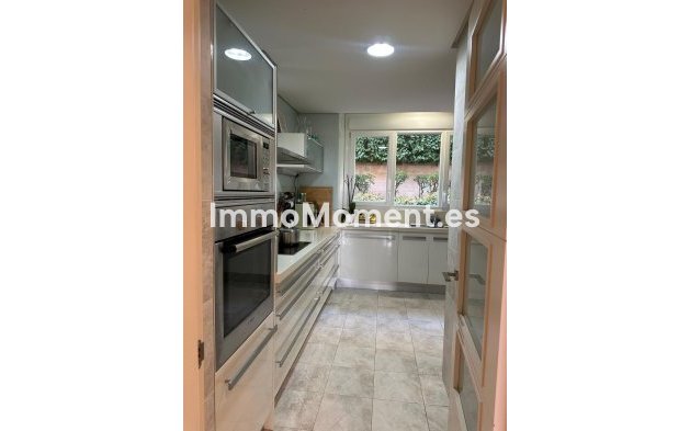 Resale - Apartment - Marbella - Nueva Andalucía
