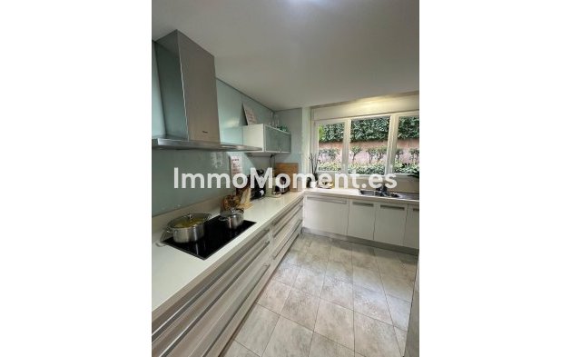 Resale - Apartment - Marbella - Nueva Andalucía