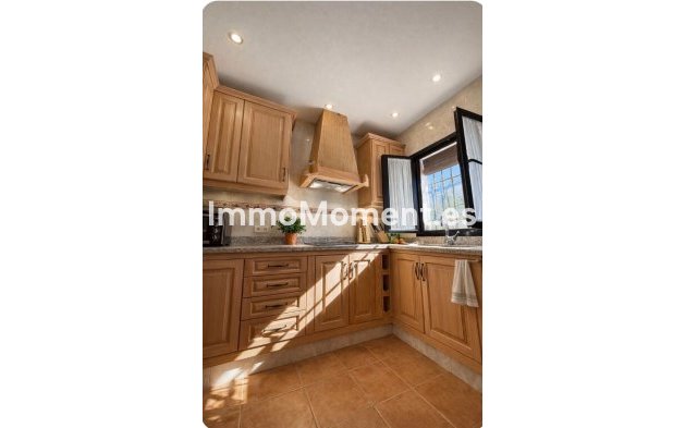 Wiederverkauf - Villa -   Inländisch - Istán