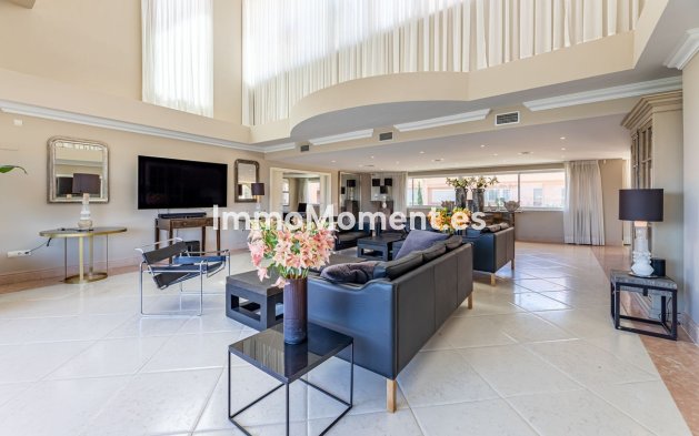 Resale - Apartment - Marbella - Nueva Andalucía