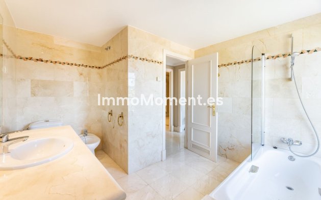 Resale - Apartment - Marbella - Nueva Andalucía