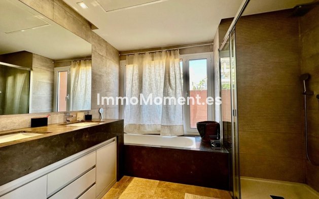 Resale - Apartment - Marbella - Nueva Andalucía