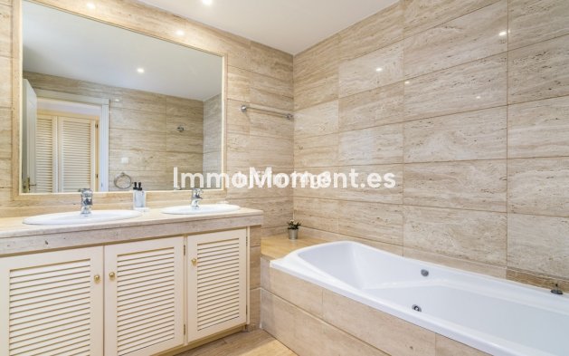 Resale - Apartment - Marbella - Nueva Andalucía