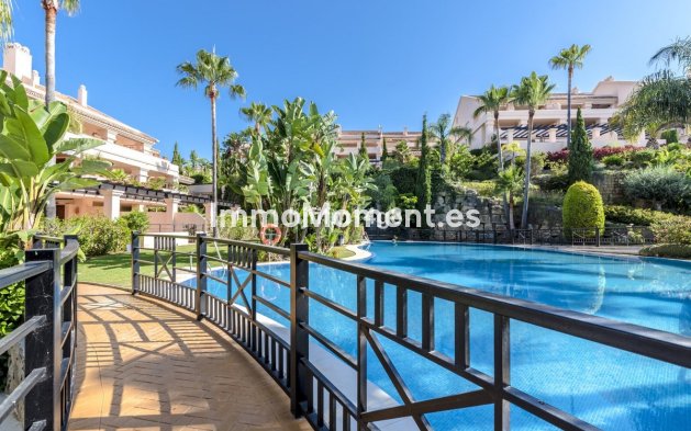 Resale - Apartment - Marbella - Nueva Andalucía