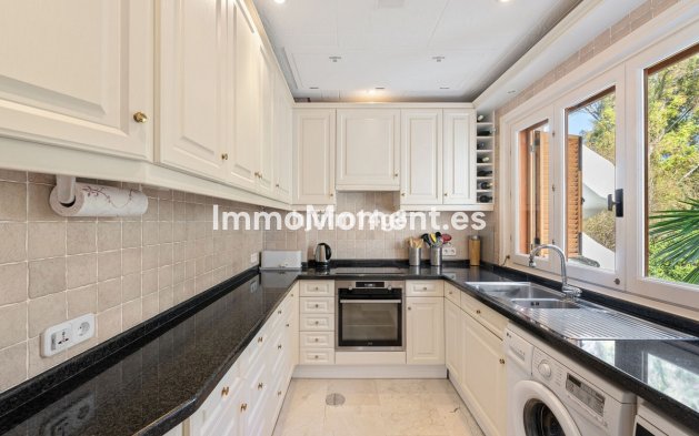 Resale - Apartment - Marbella - Nueva Andalucía