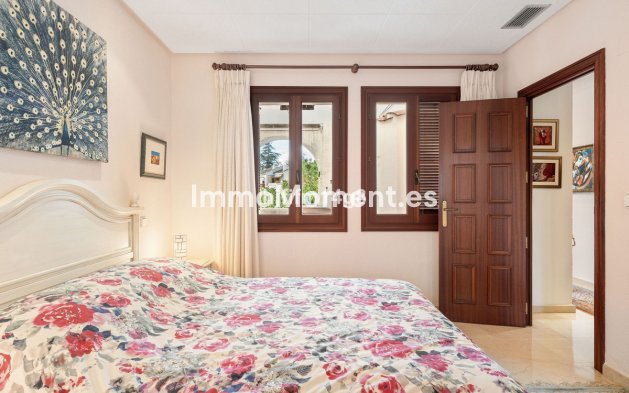 Resale - Apartment - Marbella - Nueva Andalucía