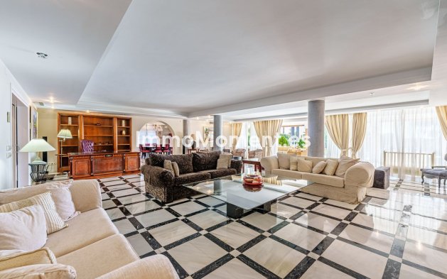 Resale - Villa - Estepona - Benamara