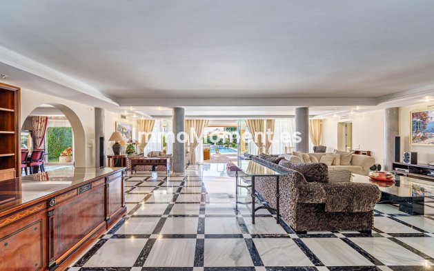 Resale - Villa - Estepona - Benamara