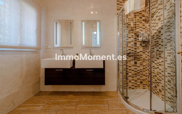 Resale - Villa - El Paraiso - New Golden Mile