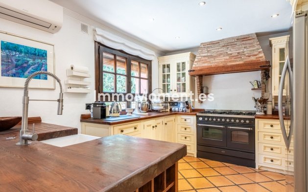 Resale - Villa - El Paraiso - New Golden Mile