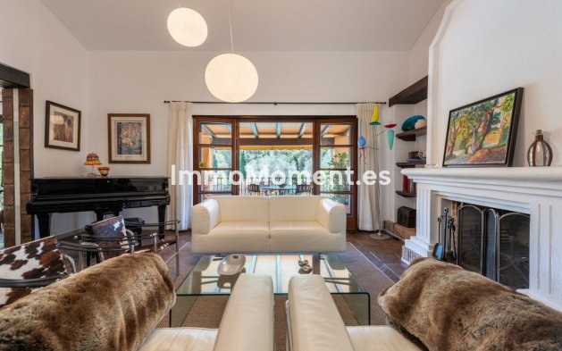 Resale - Villa - El Paraiso - New Golden Mile