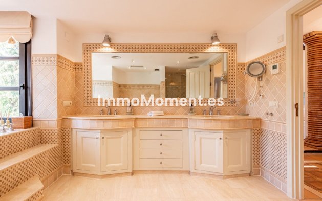 Resale - Villa - El Paraiso - New Golden Mile