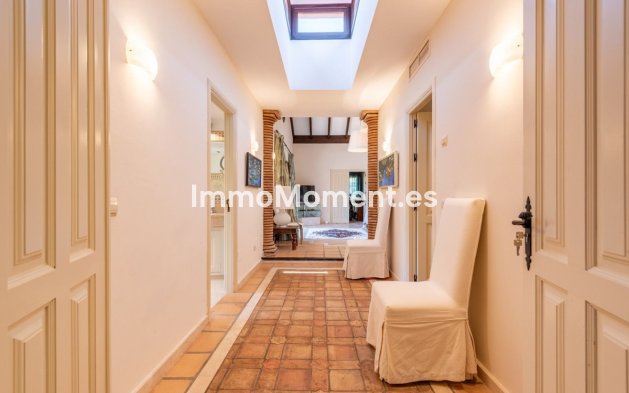 Resale - Villa - El Paraiso - New Golden Mile