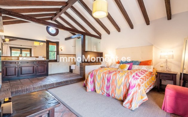 Resale - Villa - El Paraiso - New Golden Mile