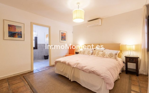 Resale - Villa - El Paraiso - New Golden Mile