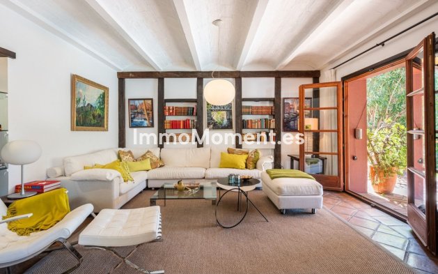 Resale - Villa - El Paraiso - New Golden Mile
