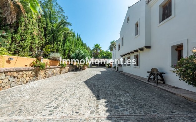 Resale - Villa - El Paraiso - New Golden Mile
