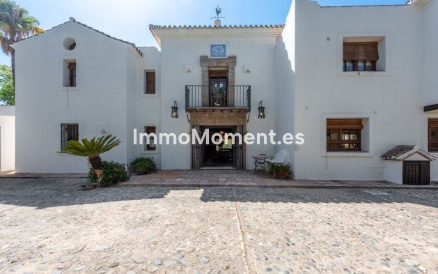 Resale - Villa - El Paraiso - New Golden Mile