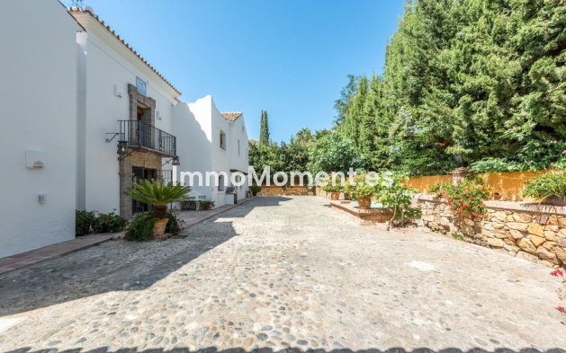 Resale - Villa - El Paraiso - New Golden Mile