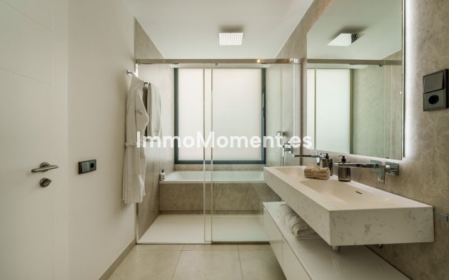 Resale - Villa - Marbella - Puerto Banús