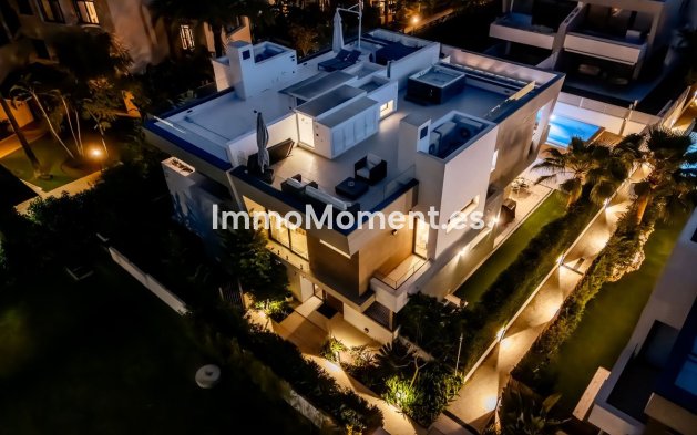 Resale - Villa - Marbella - Puerto Banús
