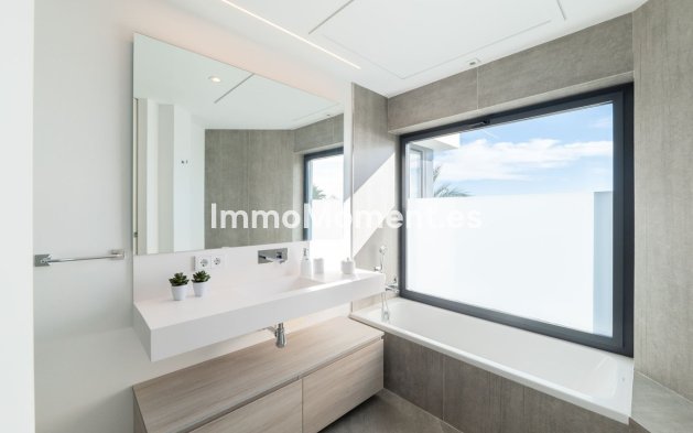 Bestaande woning - Geschakelde woning - Estepona  - Estepona Centro