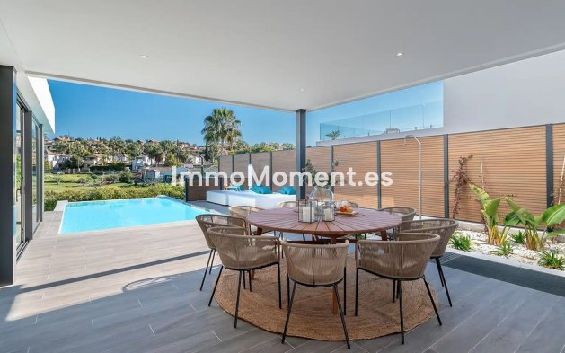 Resale - Villa - El Paraiso - New Golden Mile