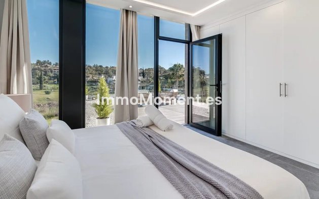 Resale - Villa - El Paraiso - New Golden Mile