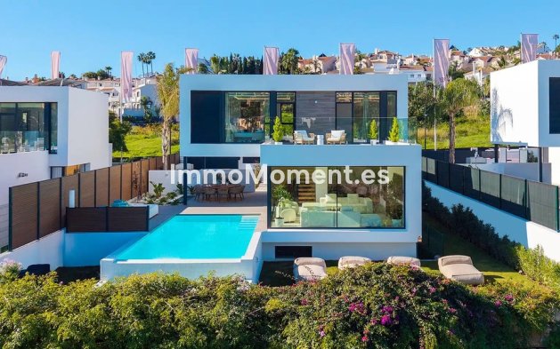 Resale - Villa - El Paraiso - New Golden Mile