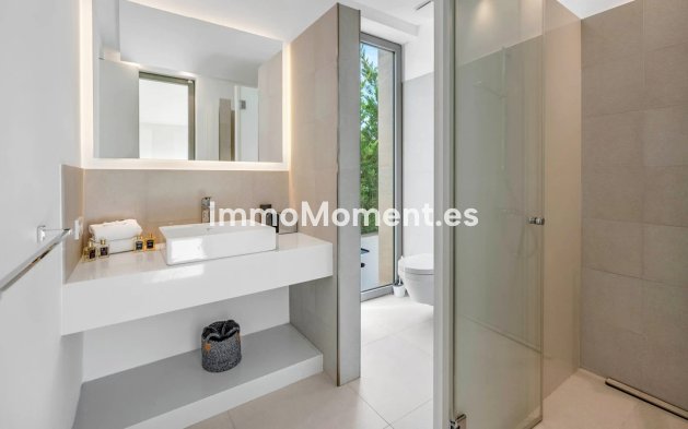 Resale - Villa - El Paraiso - New Golden Mile