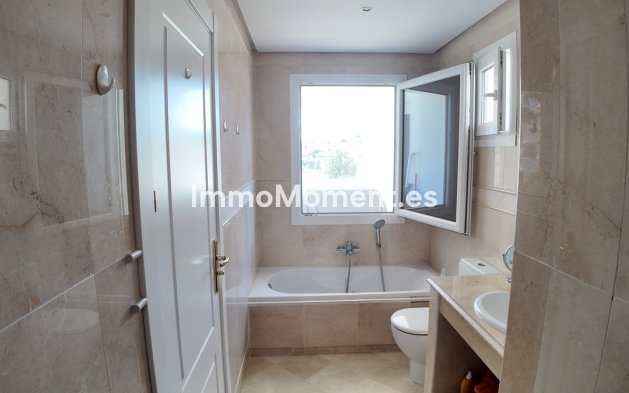 Resale - Apartment - Marbella - Nueva Andalucía