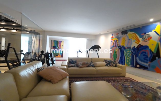 Resale - Villa - El Paraiso - New Golden Mile