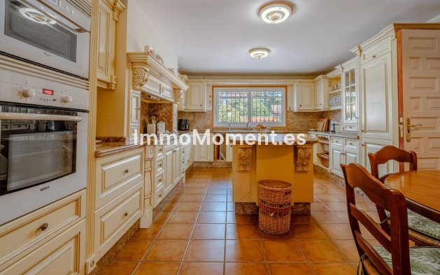Resale - Villa - El Paraiso - New Golden Mile