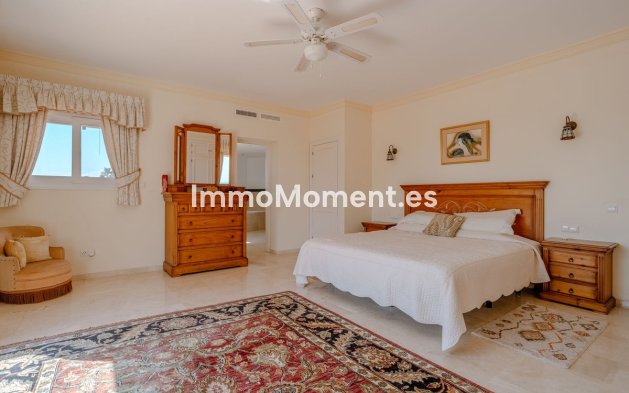 Resale - Villa - El Paraiso - New Golden Mile