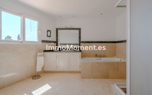 Resale - Villa - El Paraiso - New Golden Mile
