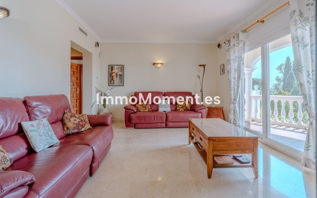 Resale - Villa - El Paraiso - New Golden Mile