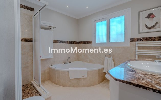 Resale - Villa - El Paraiso - New Golden Mile