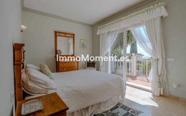 Resale - Villa - El Paraiso - New Golden Mile