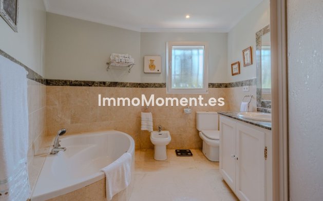 Resale - Villa - El Paraiso - New Golden Mile