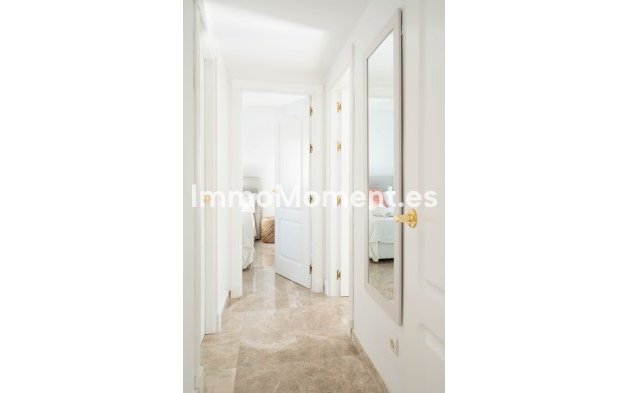 Resale - Apartment - Marbella - Nueva Andalucía