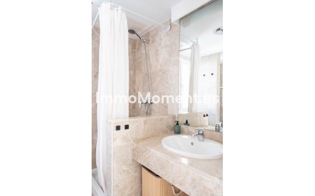 Resale - Apartment - Marbella - Nueva Andalucía