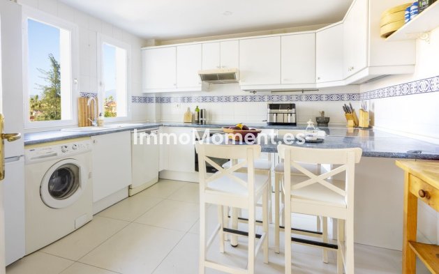 Resale - Apartment - Estepona - Atalaya